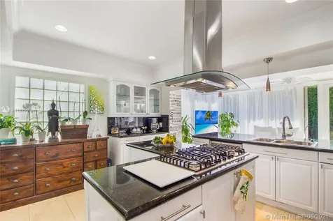 4765 N Bay Road Miami Beach FL 33140