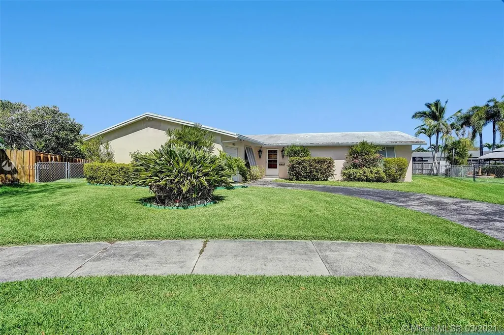 18601 SW 92nd Avenue Cutler Bay FL 33157