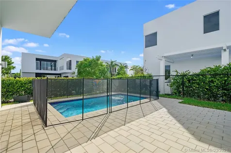 10042 NW 76th Terrace Doral FL 33178
