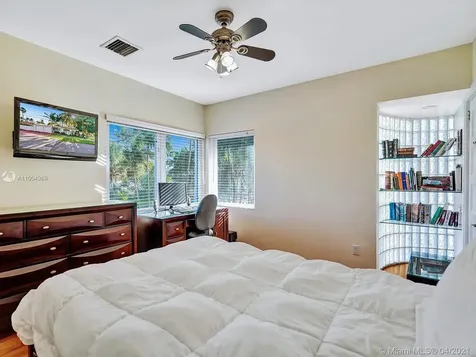 4585 Alton Road Miami Beach FL 33140