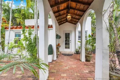 2211 N Bay Road Miami Beach FL 33140
