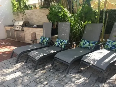 2211 N Bay Road Miami Beach FL 33140