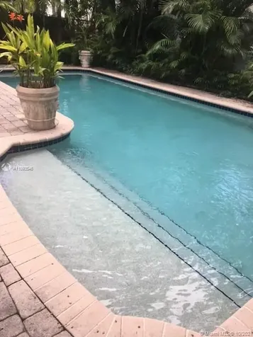2211 N Bay Road Miami Beach FL 33140