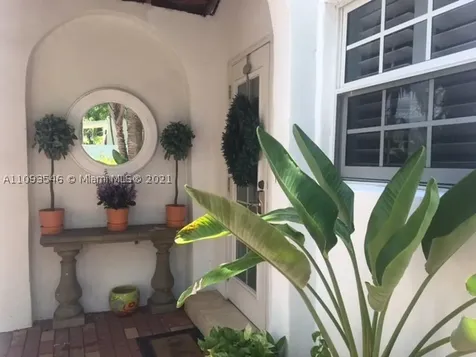 2211 N Bay Road Miami Beach FL 33140