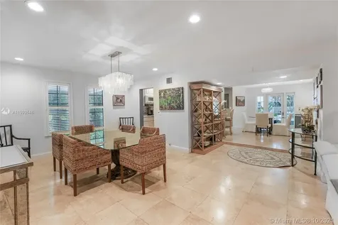 2211 N Bay Road Miami Beach FL 33140