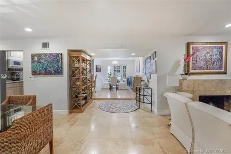 2211 N Bay Road Miami Beach FL 33140