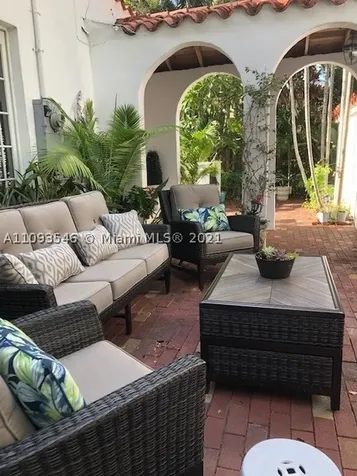 2211 N Bay Road Miami Beach FL 33140