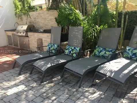 2211 N Bay Road Miami Beach FL 33140