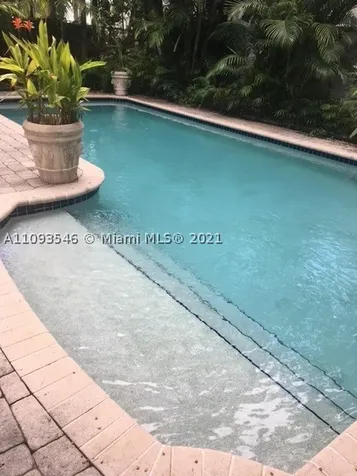 2211 N Bay Road Miami Beach FL 33140