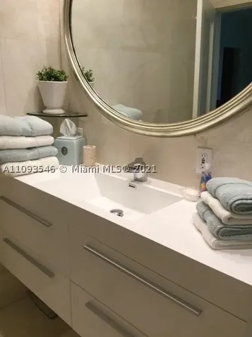 2211 N Bay Road Miami Beach FL 33140