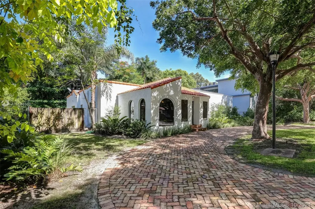 3871 S Le Jeune Road Coconut Grove FL 33146