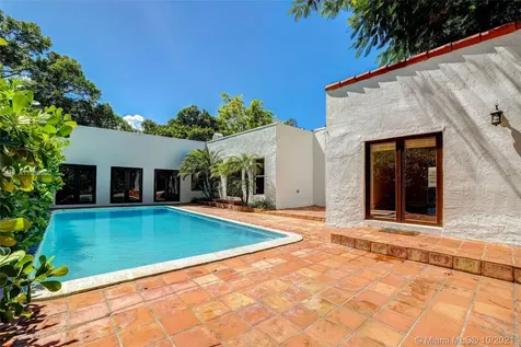 3871 S Le Jeune Road Coconut Grove FL 33146