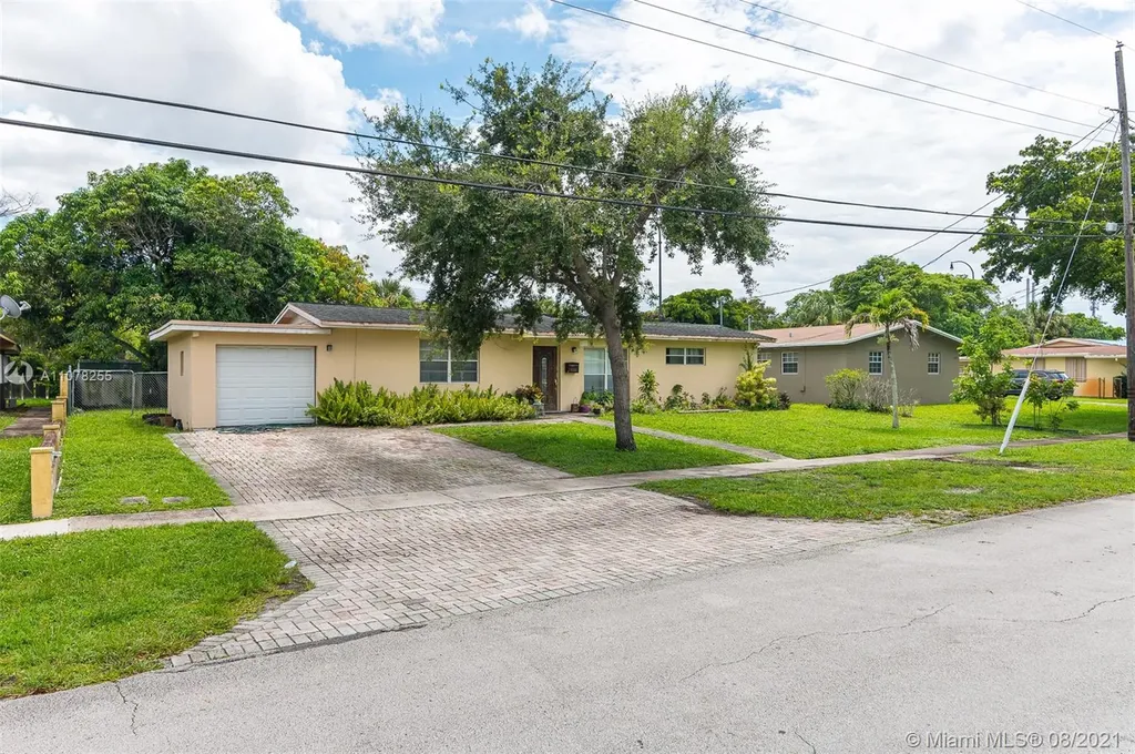 4866 NW 1st Street Plantation FL 33317