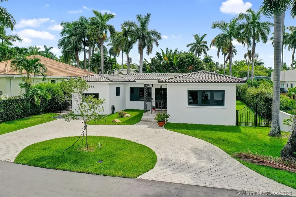 7421 Center Bay Drive North Bay Village FL 33141