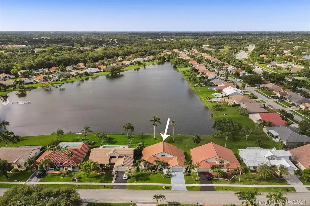 9850 N Oak Knoll Circle Davie FL 33324