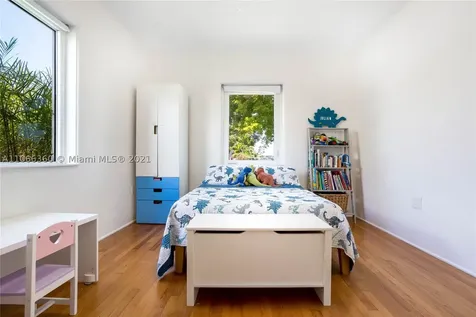 1615 Bay Drive Miami Beach FL 33141