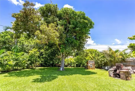 1615 Bay Drive Miami Beach FL 33141