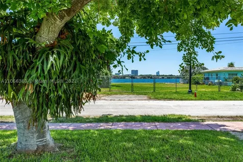 1615 Bay Drive Miami Beach FL 33141