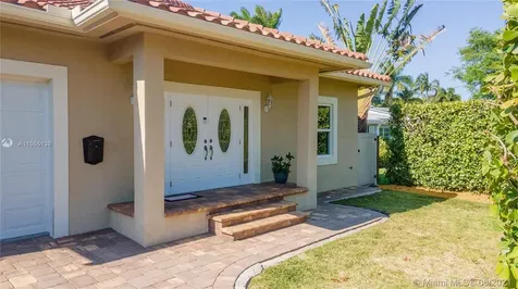 946 N Northlake Drive Hollywood FL 33019