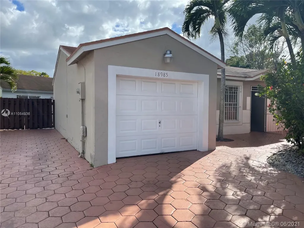18985 NW 63rd Court Circle Hialeah FL 33015