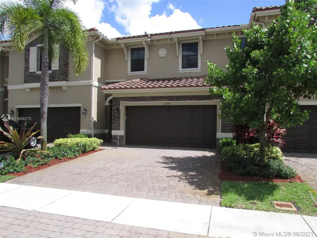12370 N Village Circle Davie FL 33325