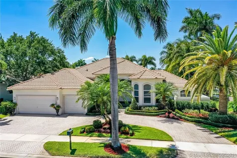 2522 Montclaire Circle Weston FL 33327
