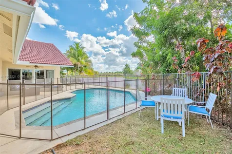 1042 Poplar Circle Weston FL 33326