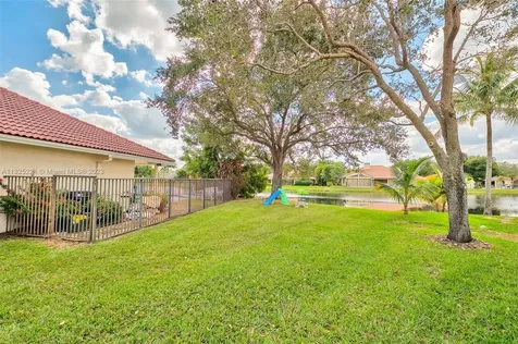 1042 Poplar Circle Weston FL 33326