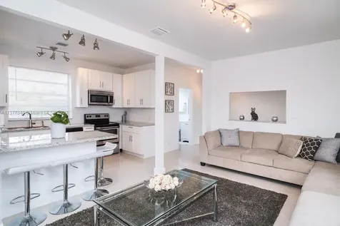 356 W 46th Street Miami Beach FL 33140