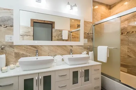 356 W 46th Street Miami Beach FL 33140