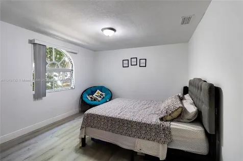 520 NE 164th Terrace Miami FL 33162