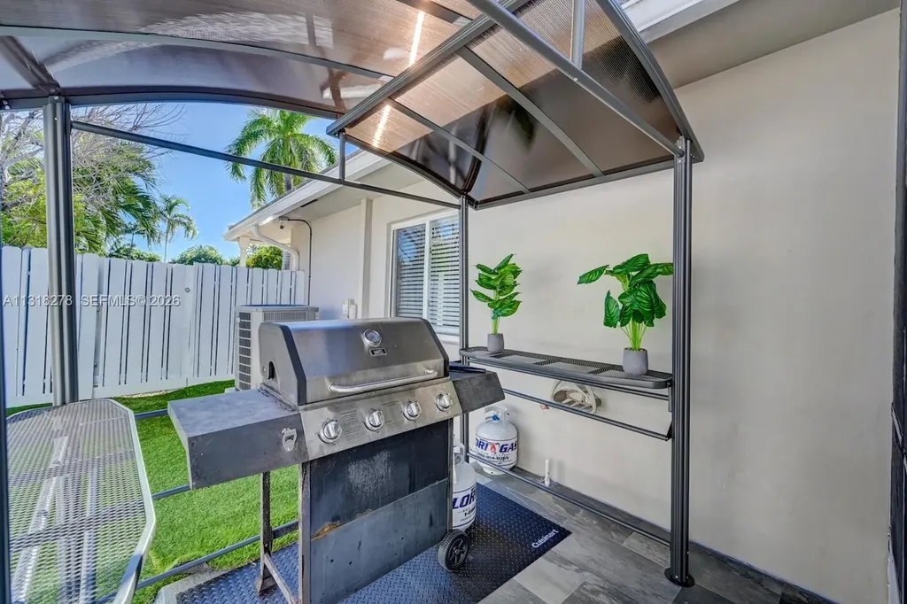 825 Harrison Street Hollywood FL 33019
