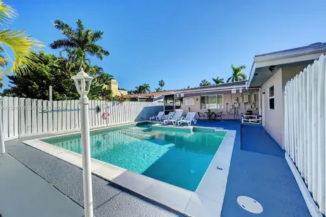825 Harrison Street Hollywood FL 33019