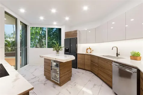 300 S Pointe Drive Miami Beach FL 33139
