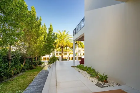 128 Fiesta Way Fort Lauderdale FL 33301