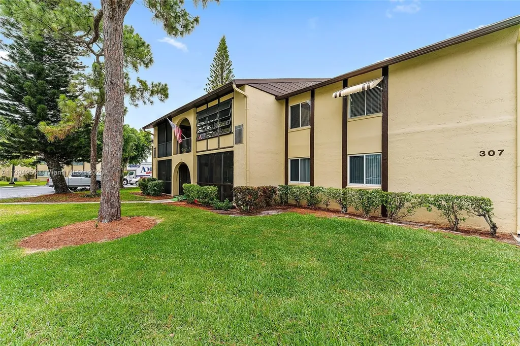 307 Pine Ridge Circle Green Acres FL 33463