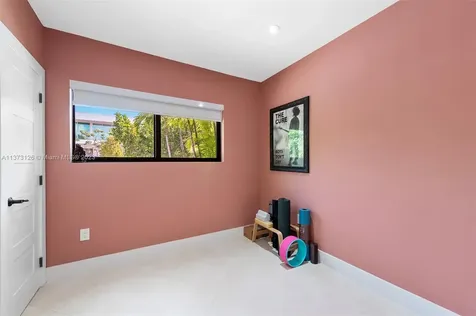 960 W 48th Street Miami Beach FL 33140
