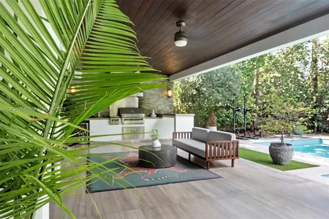 960 W 48th Street Miami Beach FL 33140