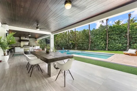 960 W 48th Street Miami Beach FL 33140
