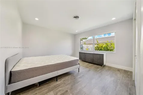 2421 NE 45th Street Lighthouse Point FL 33064