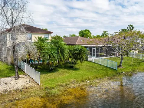 1242 NW 192nd Lane Pembroke Pines FL 33029
