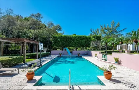 4521 Pine Tree Drive Miami Beach FL 33140
