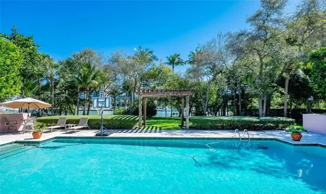 4521 Pine Tree Drive Miami Beach FL 33140