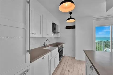 7600 Collins Avenue Miami Beach FL 33141