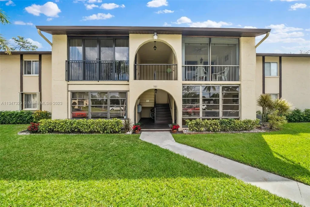301 Pine Ridge Circle Green Acres FL 33463