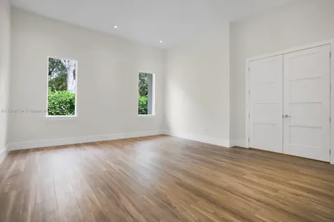5300 SW 76th Street Miami FL 33143
