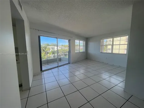 2600 Collins Avenue Miami Beach FL 33140
