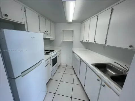2600 Collins Avenue Miami Beach FL 33140