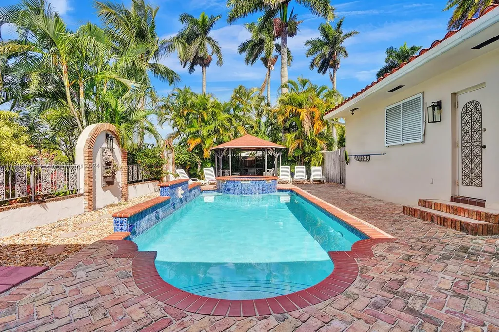1049 N Southlake Drive Hollywood FL 33019