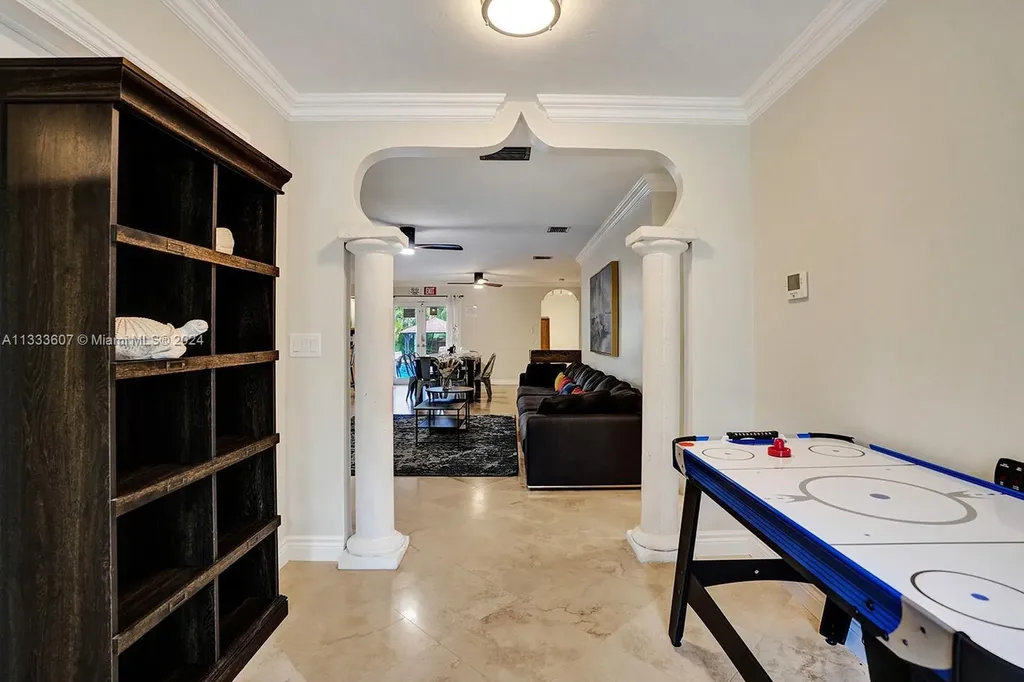 1049 N Southlake Drive Hollywood FL 33019